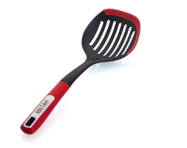 סולתם - כף מסננת ניילון שחורה בשילוב סיליקון אדום 34 ס"מ