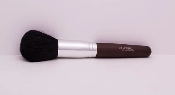 קלאסיק מב.סומק מהודרת שיער סינטטי / Classic Powder Brush With Wooden Handle