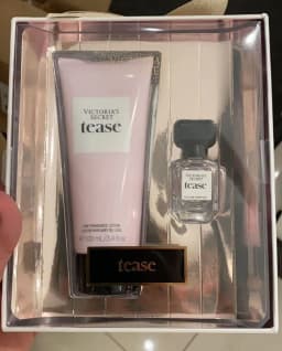 סט ויקטוריה סיקרט טיס (א) פרפיום 7.5מל+חמאת גוף / Victoria Secret Set Tease (w) Parfume 7.5 Ml+body Butter