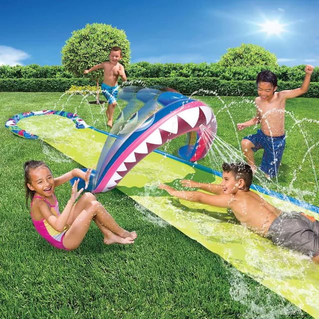 מגלשת מים בעיצוב כריש Banzai בנזאי