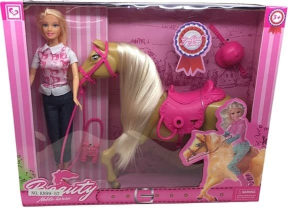 רוכבת על סוס חום עם שיער כולל כובע