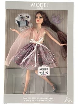 בובוה עם שיער ארוך ושמלה מפוארת סגולה