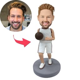 בובל הד - שחקן כדורסל מכדרר עם מדים לבנים