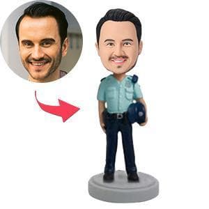 בובל הד - שוטר מחזיק כובע