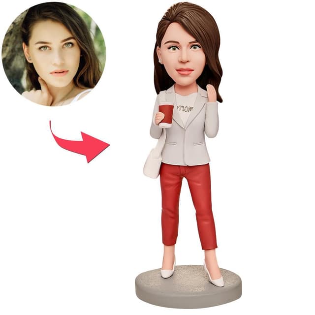 בובל הד - אמא מחזיקה כוס קפה