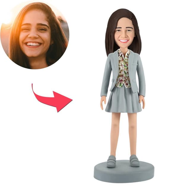 בובל הד - אישה בלבוד אפור