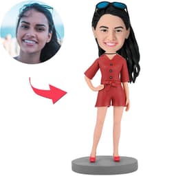 בובל הד - אישה בחליפה אדומה