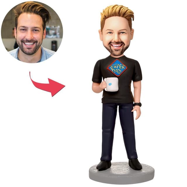 בובל הד - סופר אבא מחזיק כוס מים