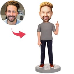 בובל הד - גבר בבגדי קז'ואל אפור