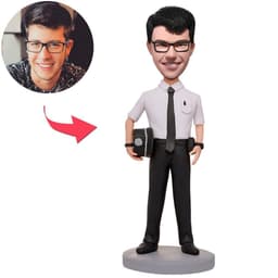 בובל הד - שוטר מחזיק כובע משטרה