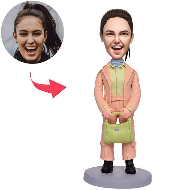 בובל הד - אישה מודרנית בחליפה ורודה