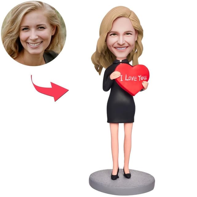 בובל הד - אישה מחזיקה לב אהבה