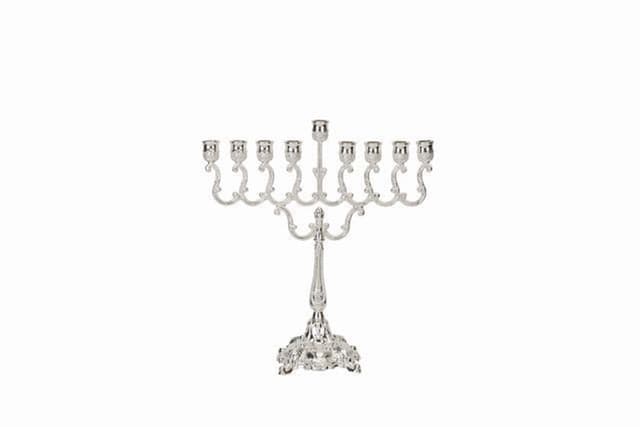 חנוכיה מעוצבת מעוטרת