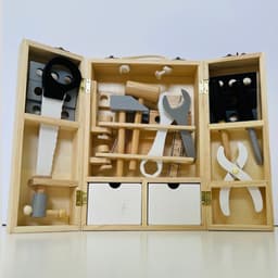 צעצוע לילדים ארגז כלי נגרות מעץ מלא בצבעי עץ,שחור ולבן כולל מגוון רחב של כלי עבודה - ToySale חנות הצעצועים הזולה במדינה