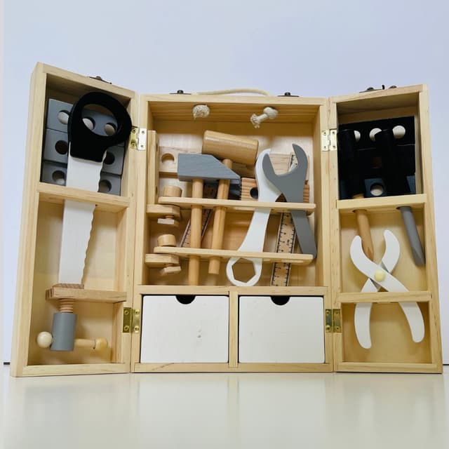 צעצוע לילדים ארגז כלי נגרות מעץ מלא בצבעי עץ,שחור ולבן כולל מגוון רחב של כלי עבודה - ToySale חנות הצעצועים הזולה במדינה
