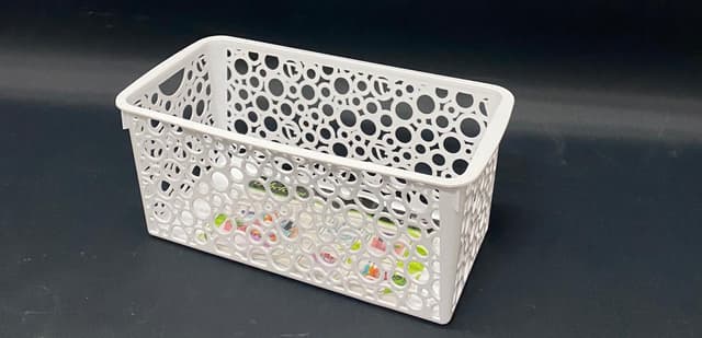 סלסלה דגם עיגולים בצבע לבן 22X22 במחיר משתלם רק באטרקציה