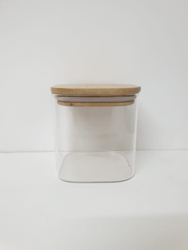 צנצנת זכוכית מרובעת עם מכסה במבוק סגירה וקום 750 מל