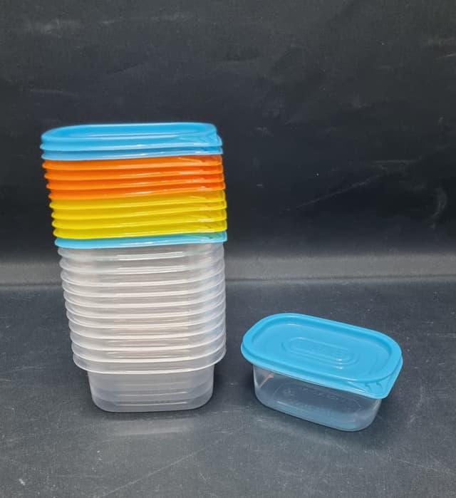 סט 12 קופסאות פלסטיק מלבניות מכסים צבעוניים 12X6 סמ