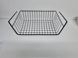 סלסלת מתכת נתלת על מדף - צבע שחור רחב קונים רק באטרקציה מהיבואן לצרכן