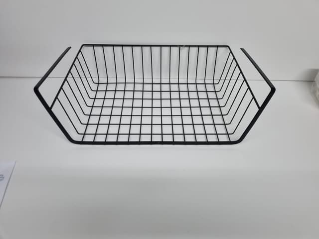 סלסלת מתכת נתלת על מדף - צבע שחור רחב קונים רק באטרקציה מהיבואן לצרכן