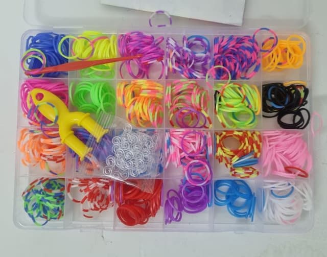 ערכת גומיות להכנת צמידים ושרשראות במזוודה 19X13 קונים רק באטרקציה מהיבואן לצרכן