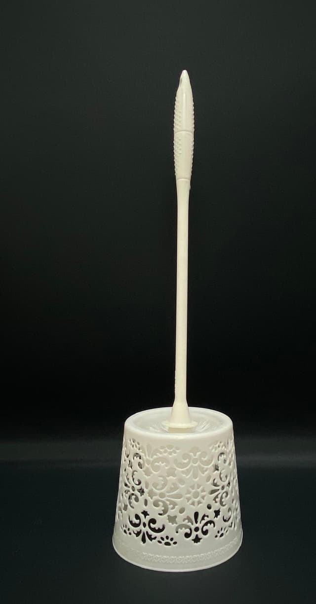 מברשת לשירותים מעוטרת - לבן קונים רק באטרקציה מהיבואן לצרכן