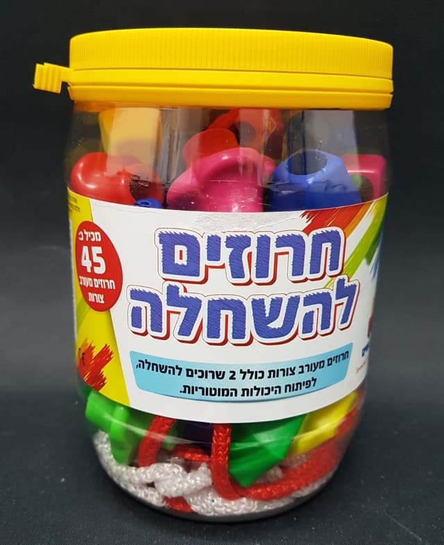 חרוזים בצבעים וצורות שונים להשחלה באתר אטרקציה מהיבואן לצרכן