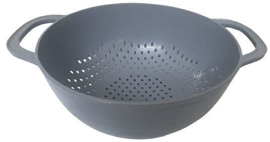 מסננת פלסטיק עם ידיות קונים רק מאטרקציה מהיבואן לצרכן