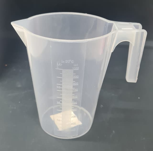 כד מידה פלסטיק גמיש עם ידית - 1 ליטר רק באטרקציה