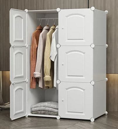 ארונית אחסון משולבת עשויה פלסטיק רך תלייה וקוביות אחסון, צבע לבן.