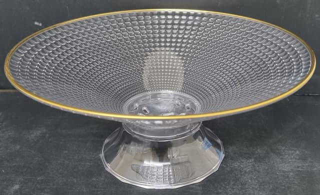 קערת הגשה אקריליק מעוצבת עם רגל ופס זהב קוטר 25 ס"מ באטרקציה.