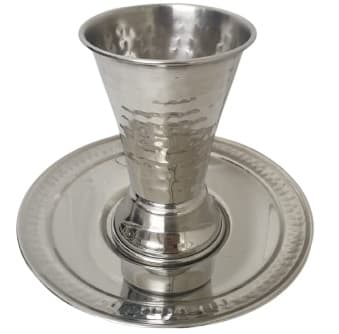 כוס קידוש ותחתית נירוסטה רק באטרקציה.