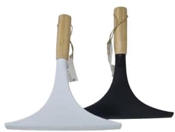 מגב יד עם ידית מעץ B