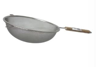 מסננת נירוסטה עם ידית עץ - קוטר 20 ס"מאטרקציה אונליין