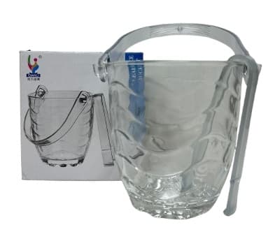 דלי לקרח מזכוכית עם ידית ומלקחיים מפלסטיק באתר אטרקציה