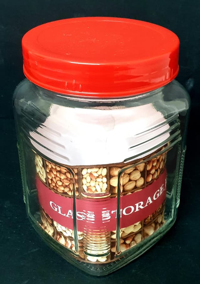 צנצנת זכוכית מרובעת עם מכסה פלסטיק עגול ואדום כ-2 ליטר