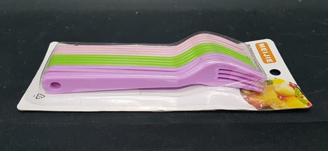 סט 12 מזלגות פלסטיק במגוון צבעים - 17 סמ באטרקציה אונליין