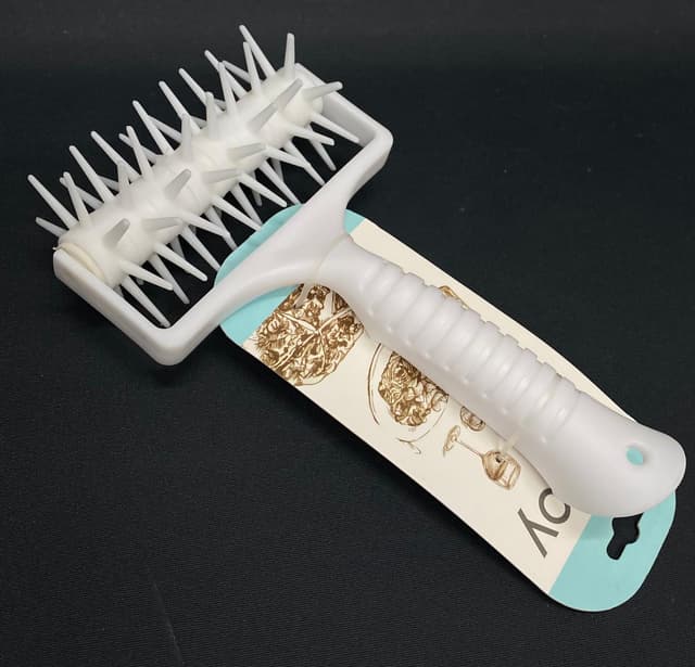 גלגלת קוצים פלסטיק לבצק עם ידית אחיזה נוחה להכנת בצק