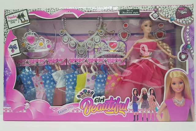 בובה אופנתית בתוספת 10 שמלות להחלפה באטרקציה אונליין