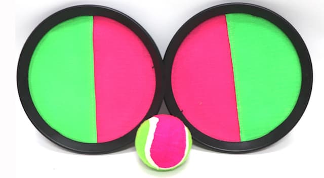 זוג מטקות סקוטצ' עם כדור קונים רק באטרקציה מהיבואן לצרכן