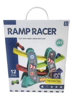 מסלול מכוניות עם 4 מכוניות בצבעים שונים באתר אטרקציה