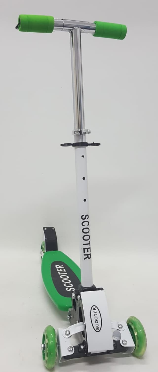 קורקינט עם שלושה גלגלי סיליקון בצבע ירוק רק באטרקציה אונליין