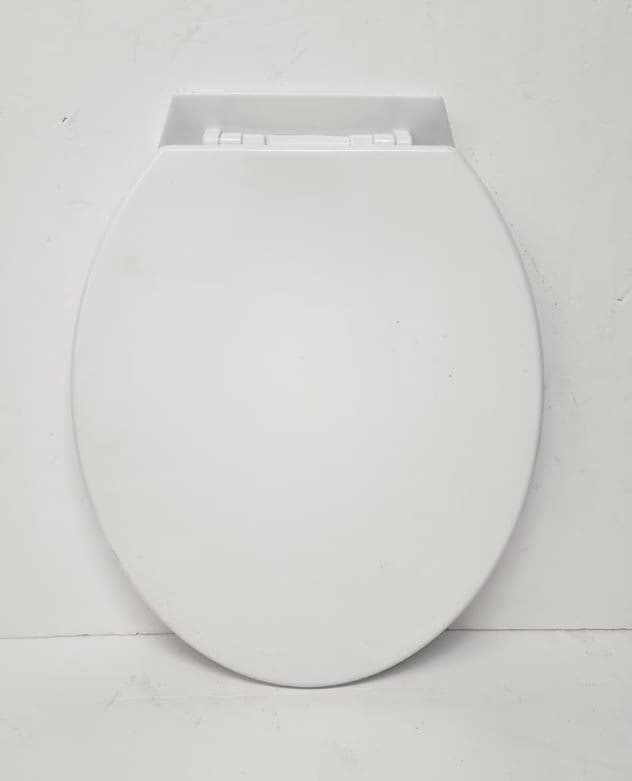 מושב אסלה פלסטיק קשיח - לבן קונים רק באטרקציה מהיבואן לצרכן