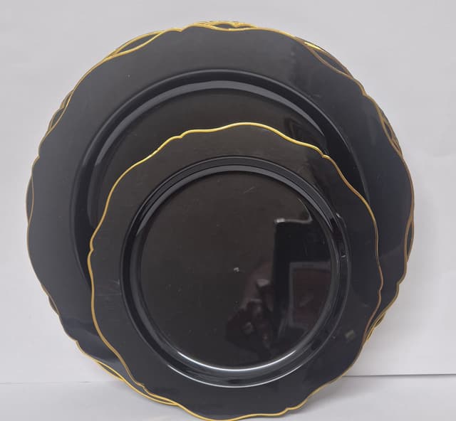 סט 16 צלחות חד פעמי מהודרות -שחור עם פס זהב קונים רק באטרקציה מהיבואן לצרכן