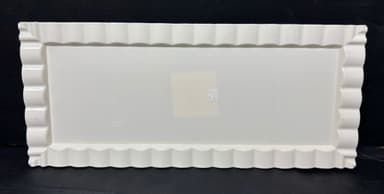 מגש מלבני מסגרת גלים כ- 36X15.5 ס"מ - צבע קרם קונים רק באטרקציה מהיבואן לצרכן