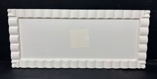 מגש מלבני מסגרת גלים כ- 36X15.5 ס"מ - צבע קרם קונים רק באטרקציה מהיבואן לצרכן