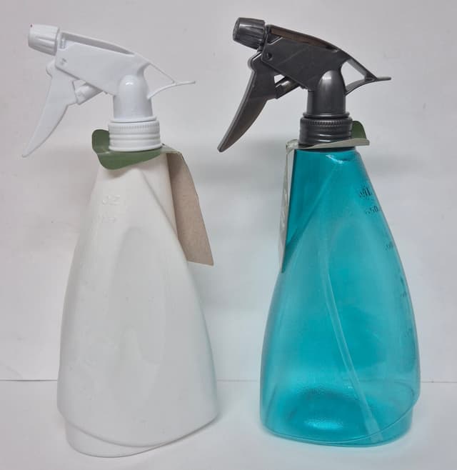 שפריצר כ - 700 מ"ל במבחר צבעים קונים רק באטרקציה מהיבואן לצרכן