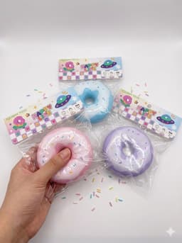 סקוושי עוגת דונטס רך כ - 8X8 ס"מ צבעים : סגול / ורוד / תכלת קונים רק באטרקציה מהיבואן לצרכן