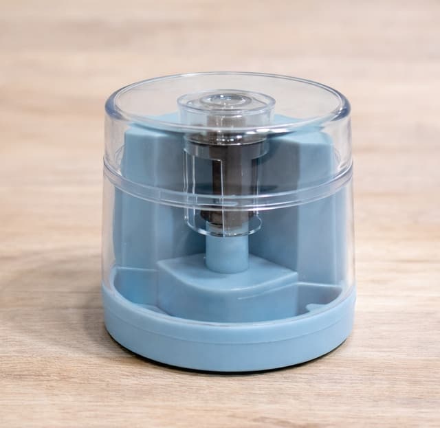 מחדד עפרונות שולחני מופעל על ידי סוללות קונים רק באטרקציה מהיבואן לצרכן