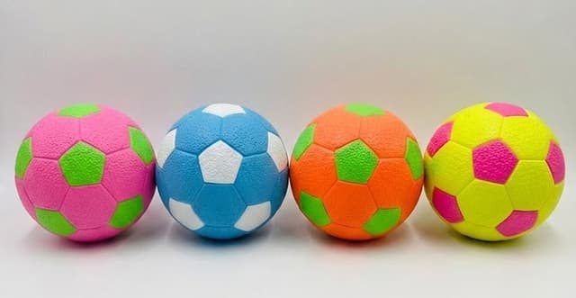 כדורגל מתנפח 15 ס"מ – צבעוני, קל ומהנה לכל גיל קונים רק באטרקציה מהיבואן לצרכן